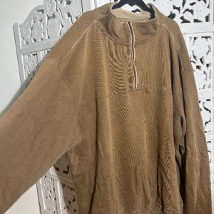 Stor mysig sweatshirt  - Sweatshirt i en ljusare brun beige färg! 