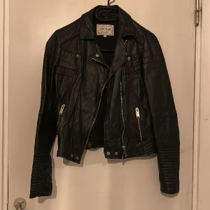 River Island - River Island skinnjacka i storlek 34