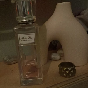 Miss Dior parfym ⭐️ - Använd! Säljer i hopp om att någon vill byta mot någon annan dior/chanel/ysl parfym🫶🏻 säljer bara vid bra bud då jag gillar den väldigt mycket!☺️💕