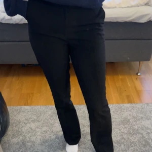 Kostymbyxor - Svarta kostymbyxor från Bikbok. Storlek 40 men skulle säga att dom bättre passar nån med S/M. Använda några gånger.  Högmidjade och sitter bra i längden på mig som är 172.