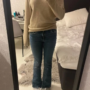 Mörkblå bootcut jeans från ginayoung🫶🏻 - Säljer mina mörkblå bootcut jeans med slits vid foten🫶🏻 De är bra kvalitet och är lite för korta på mig som är ca 168⭐️
