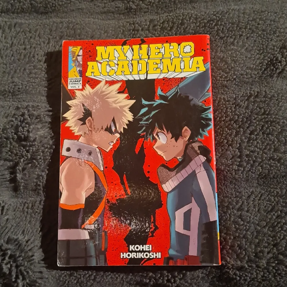 My hero academia manga vol. 1, 2 och 3. Bra skick! Endast läst en gång och sedan plaserats på en hylla Lite böjda sidor men så pass små att det knappt syns [Kan skicka bilder om tillfrågad] Original pris 99kr 50kr var  Säljare står för frakt!! . Böcker.