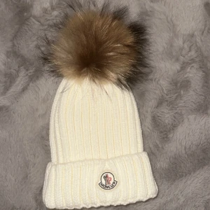 Vit moncler mössa - 650 men kan gå ner lite vid snabb affär