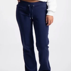 LÅGMIDJADE MJUKISBYXOR GINA YOUNG - Säljer dessa lågmidjade marinblå/mörkblåa supersköna mjukisar ifrån Gina Tricot Young! Jag köpte dem ifrån Kidsbrandstore i stolek 158/164 och dessa sitter perfekt på mig som är 163 och normalvis bär 36. Skulle även passa 34. I längden passar dem 158-170💕
