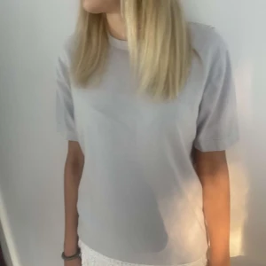 Ljus blå tröja som kostade runt 349kr den kom inte upp till användning så det är därför jag säljer den jätte skön att ha på sig tyckte ba den inte passade in på mig💕🤩 - Ljus blå tröja som kostade runt 349kr den kom inte till andvöndning det är därför jag säljer den jätte skön att ha på sig  tyckte ba färgen passade inte mig 💕🤩