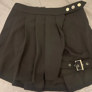 Kjol - säljer denna kjol som även har shorts under för 90kr! Den är från fashion nova och helt oanvänd, bra skick! Storleken är i L/XL