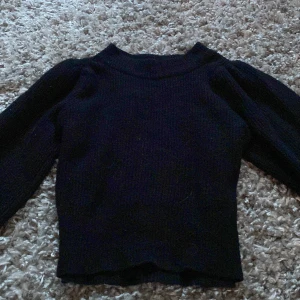 Svart stickad tröja🖤 - Detta är en svart stickad tröja. Passformen är extremt fin och har storlek XS🖤🖤🖤🖤🖤