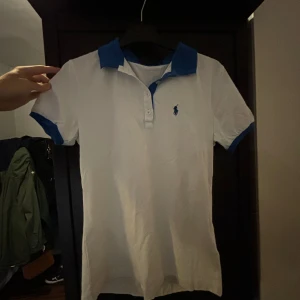 Ralph Lauren pike - Jag säljer denna stiliga å sköna ralph lauren piken då den inte passar mig. Skriv för mer frågor/bilder!