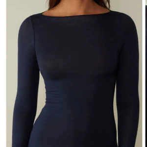 Intimissmi tröja  - Intimissmitröja mörkblå använd väldigt lite ny skick. 💞