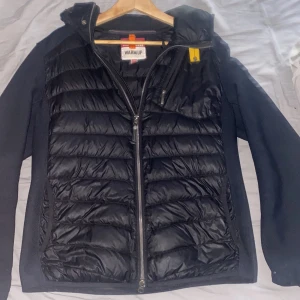 Parajumper jacka  - Nu säljer jag min parajumper  jacka som jag köpte för citka 1 år sen för 4000 kr från care of Carl.  Den är storlek M men den passar oxå S. Kom dm för mer info och bilder. Pris går diskutera vid snabbt affär. men tar även emot byten✅🤝