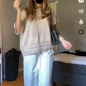 Virkad t-shirt - Jätte fin och unik tröja som är köpt på Plick för ett år sen. Kommer inte längre till användning. Står ingen storlek men skulle gissa S/M. Skriv gärna om ni har frågor.