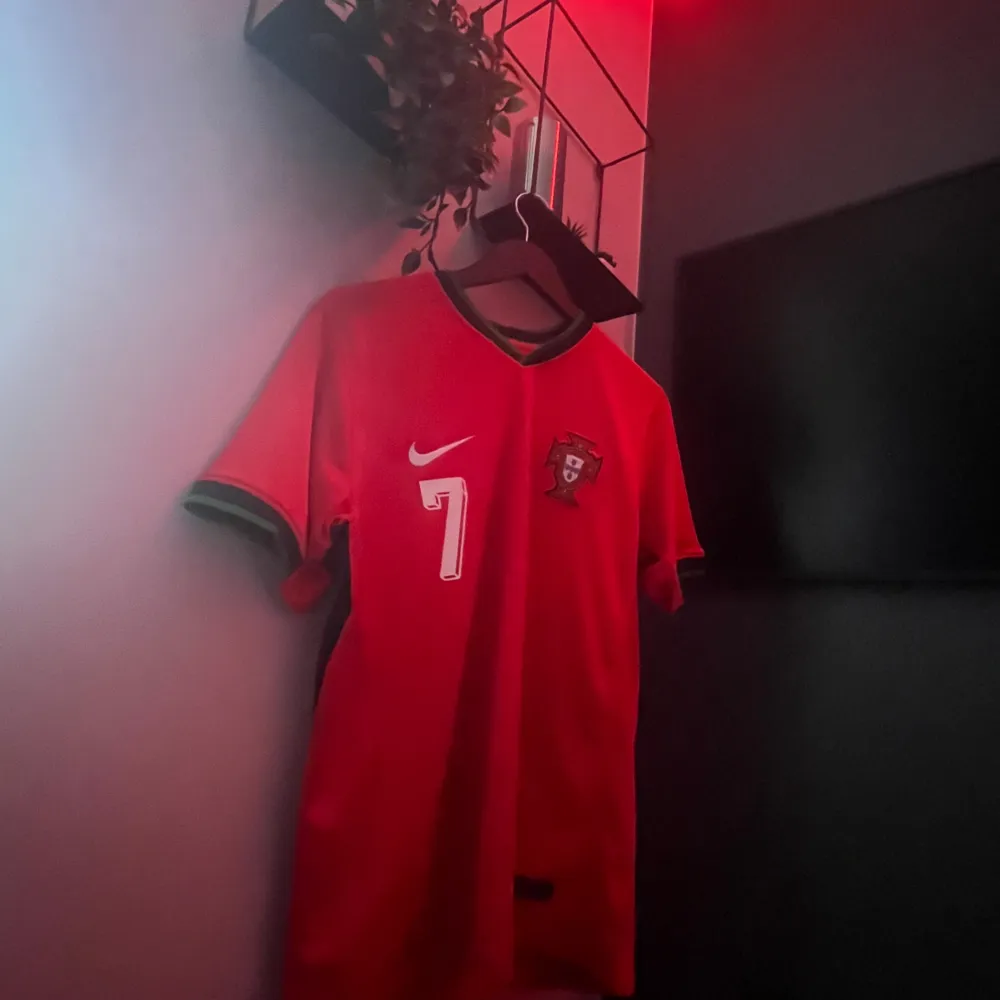 Portugal hemma tröja, Ronaldo på ryggen, Storlek S. T-shirts.