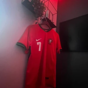 Portugal hemma tröja, Ronaldo på ryggen  - Portugal hemma tröja, Ronaldo på ryggen, Storlek S