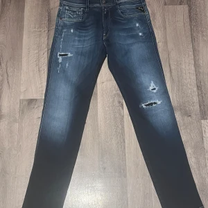 Replay jeans - Helt nya. Storlek bild 4.  Frågor? Skicka meddelande.  Intresserad? Skicka ett förslag.  Säljer väldigt billigt.