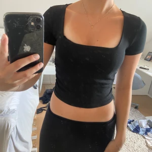 Svart Zara Topp - Använt sparsamt och finns inga tecken på användning, skönt material och passar till nästan allt! Köpt på Zara🖤