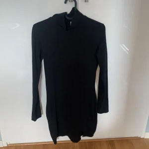  Tajt svart klänning hm - Köpte denna klänning för inte så länge sedan, men jag växte ur den snabbt så den hann inte komma till så mycket användning, så skicket är väldigt fint! Klänningen passar till Stockholmstil.