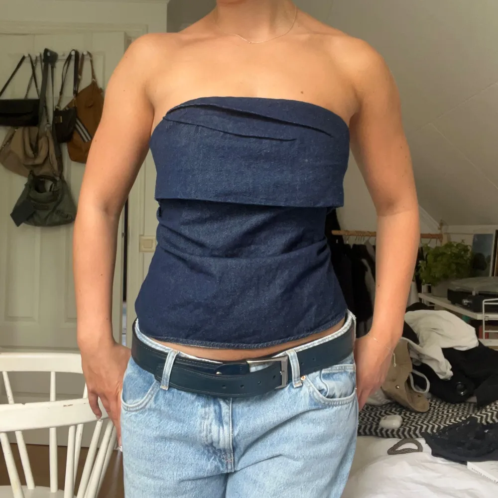 Supersnygg top från zara i jeans material . Toppar.