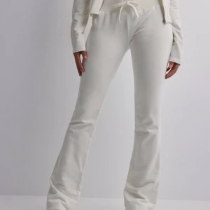 Mjukisbyxor - Säljer ett par vita mjukisbyxor från Nelly! Endast använda några gånger men då de är för långa för mig har jag råkat trampa på dem vilket tyvärr har lämnat fläckar. Vi har försökt få bort dem men vi har inte lyckats. Bild 3: fläcken på utsidan 💗