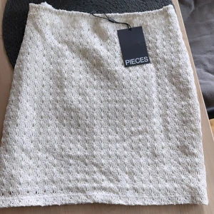 Stickad kjol från Vero Moda - Helt ny stickad kjol, lappen kvar, strl S, säljes för 50 kr