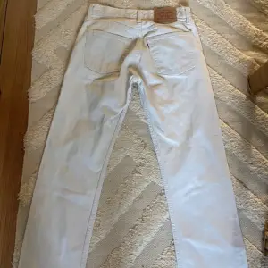 Vintage levis 501 Står storlek 29/34 men måtten är: Midja 35cm  Längd 90cm   Översta knappen har åkt av samt en liten fläck på högra sidan där bak som jag ej testat om det går att få bort (se bilder) 