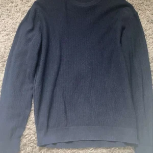 Stickad tröja - Säljer nu denna sjukt snygga marinblåa tröja i storlek S. Den är använd men fortfarande i bra skick utan några skador. Hör av dig om fler frågor!