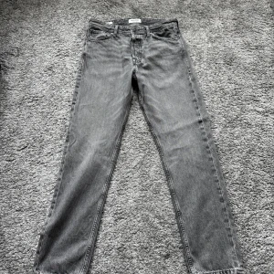 Jack & Jones jeans - Grå jeans från Jack & Jones. Modellen heter Loose och är mer baggy i passform. Storlek 29/30  Hör av er vid frågor eller fler bilder✅