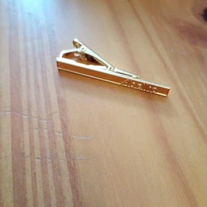 Slipsnål Abeko guldfärgad  - Slipsnål Abeko guldfärgad metall.