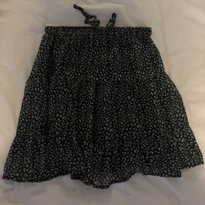 Kjol från Chelsea - En jättefin svart kjol med vita prickar från Chelsea💕 Som ny, endast använd fåtal gånger. Storleken är S men passar både större och mindre då det är resår i midjan💕