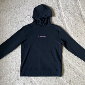 J.Lindeberg Hoodie - En riktigt fin och stilren hoodie från J.Lindeberg som passar de flesta tillfällen. Den är använd sparsamt och är i fint skick. 