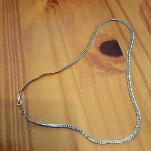 Halsband guldfärgad plätering, 18K GT. - Halsband guldfärgad plätering med stämpel 18 K GT på brickan.