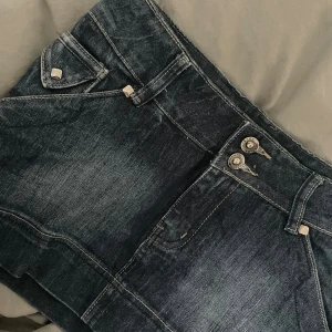 Mörkblå jeanskjol  - En jeanskjol i mörkblå färg.  Den sitter tajt t kroppen och passar perfekt på mig men använder inte så ofta