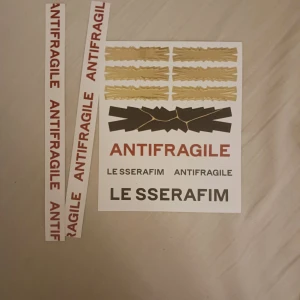 Le sserafim klistermärken - Fått från antifragile "frozen aquamarine ver." Albumet! I perfect skick :) Skriv gärna om ni har någon fråga/vill tradea istället! Tradear bara för Ive saker isf!