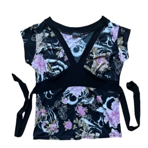 y2k vintage mönstrad knytt topp - snygg topp med knytning i ryggen. Storlek 40 på lapp men skulle mer säga är en XS-S i size. Ksk en liten M. Köparen står för frakt. 🩷