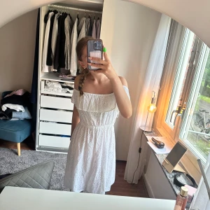 Sommarklänning - Super fin vit sommarklänning perfekt för varma sommardagar då den är luftig och bra🌸 den är i nyskick då den aldrig är använd utan endast testad💓 säljer pågrund av för stor storlek 