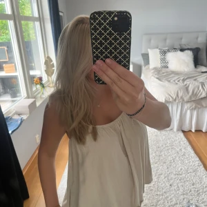 Blus i linne - Jätte fint beige linne som är perfekt till sommaren. Köpt för något år sen men ej annvänd