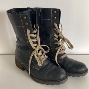 Svarta stövlar  - Säljer dessa svarta stövlar/kängor då de inte kommer till användning längre💓storlek 37 och i använt skick❤️tveka inte om ni har några frågor💌