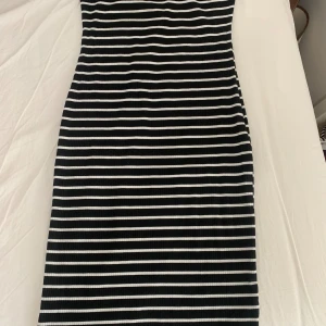 Tube Klänning - Jättefin Tubeklänning och endast använd 1 gång. Jag köpte den för runt 200kr men jag säljer för 100kr. Den är nog i storlek S men passar M lika bra. Kontakta mig för fler frågor❤️