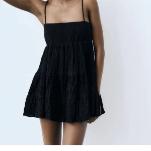 Svart klänning från zara🎀 - Lånad bild, kom gärna privat för egna💕 helt som ny och inga defekter