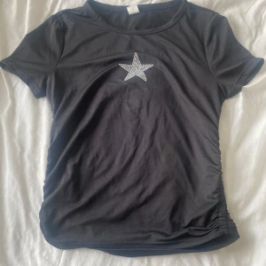 Y2k Topp  - Inte använd i topp skick på grund av för tajt för mig . Ni står för frakt pris och jag står inte gör postens slarv! Pris kan sänkas  