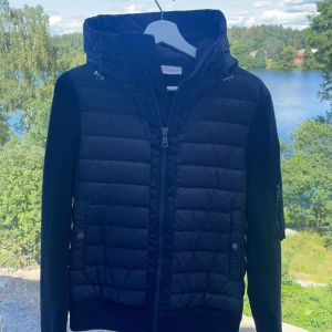 Herr moncler cardigan med luva  - Storlek S, knappast använd moncler cardigan för herr