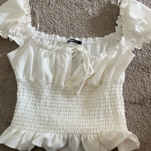 Sommartopp - Säljer denna superfina toppen från Gina som jag köpte för bara 2 veckor sedan och som bara blivit använd 1 gång då den tyvärr är lite liten på mig. Nypris 250 kr. Helt i nyskick! 