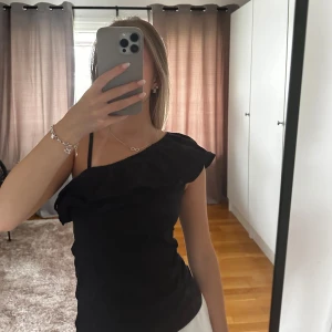 one shoulder top - jättefin one shoulder top med volang och knytning på andra axeln från kappahl i storlek 164!