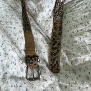 Bälte med nitar  - Jättecoolt skärp med nitar! 💖 Köpt här på plick men aldrig använt 