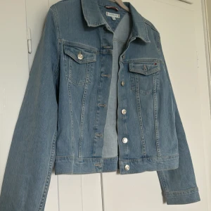 Jeansjacka från Tommy Hilfiger - Använd en gång.  Strl 38 men skulle säga att det mer passar strl 36. 