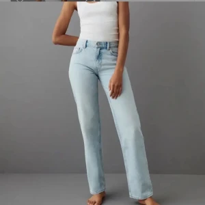 Lågmidjade Gina jeans straight leg  - Lågmidjade ljusblå jeans från Ginatricot som är för stora på mig. De är i fint skick och är i strl 40. Stora i storleken så passar 42 mer. Dm för egna bilder. 