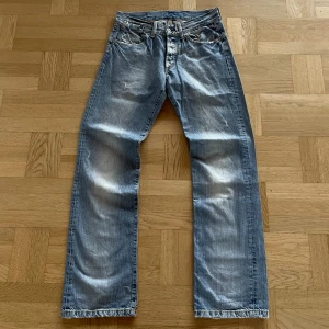 G-STAR RAW DENIM - Hej säljer dessa unika och snygga jeans ifrån G-star Raw, för dom var för långa för mig. Jeansen är i bra skick⭐️Coola slitning🔥 Storlek: W31 L34