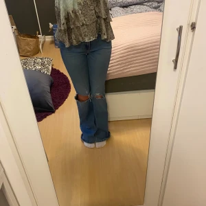 Jeans med hål - Blåa jeans från Lee, vet tyvärr inte storleken men skulle säga 34/ mellan S å SX. Bra skick💋