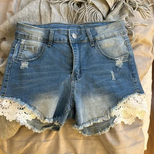 jeansshorts med slitningar💞 - jätte snygga lågmidjade jeansshorts med slitningar💞💞💞💞💞💞passar både xs och s! 