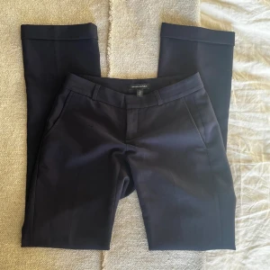 Lågmidjade kostymboxor - Assnygga Lågmidjade kostymbyxor från Banana republic! I gott skick utan vidare slitningar💓Midjemått 37/38cm, innerbenslängd 81cm (går dock att ta ned ca 4-5 cm då de är uppvikta) storlek ”petite”🌸