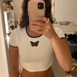 Baby tee - Kort t-shirt från H&M med tryck som inte kommer till användning 
